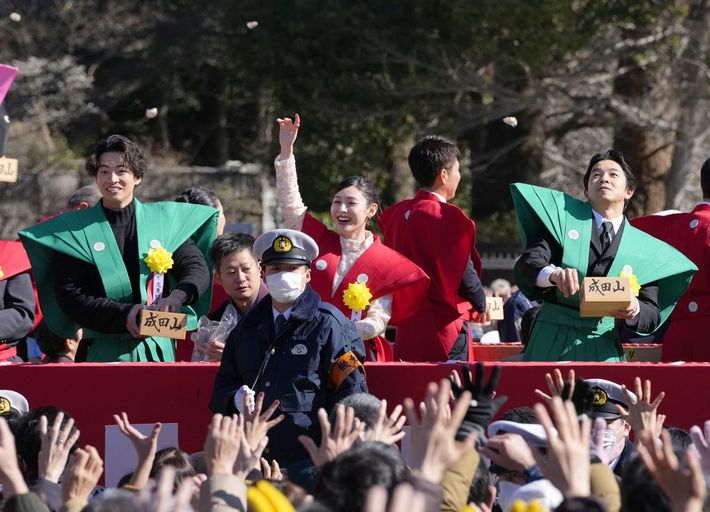 成田山新勝寺の節分会で、豆をまくNHK大河ドラマ「豊臣兄弟！」の白石聖さん（中央）、仲野太賀さん（右）ら＝2026年2月3日午前、千葉県成田市