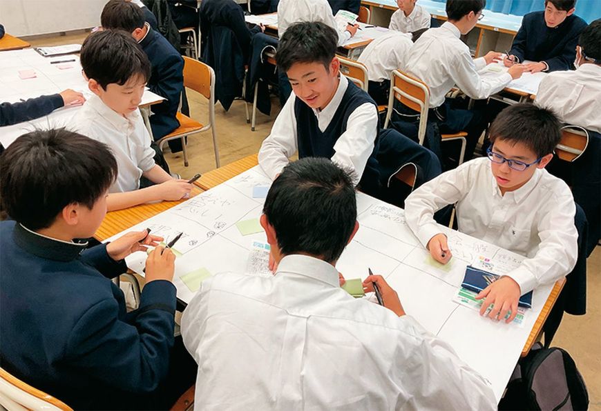 中1の探究プログラムではグループワークで考えを深める。