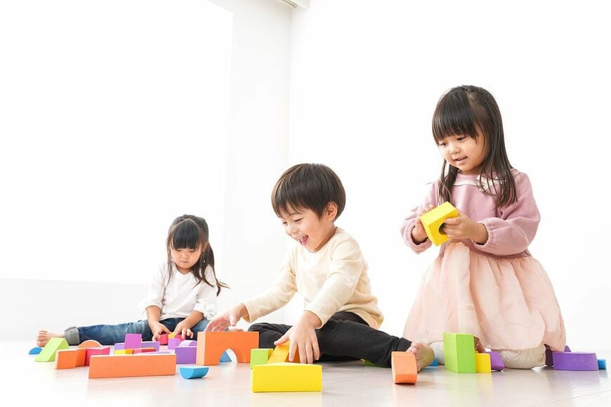 ブロックで遊んでいる子供たち