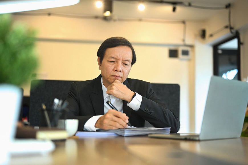 書類を確認する男性