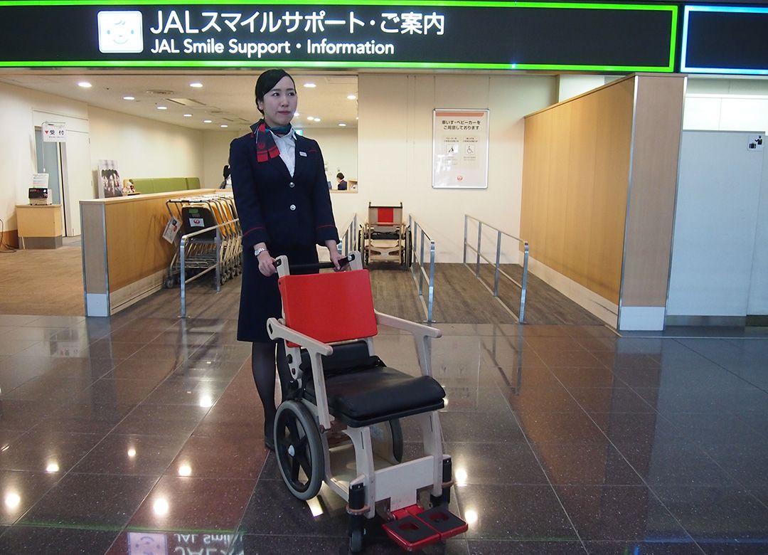 ｃ61　木製　車椅子 JALが車椅子を「木製」に切り替えた理由 利用者の「通過ストレス」を