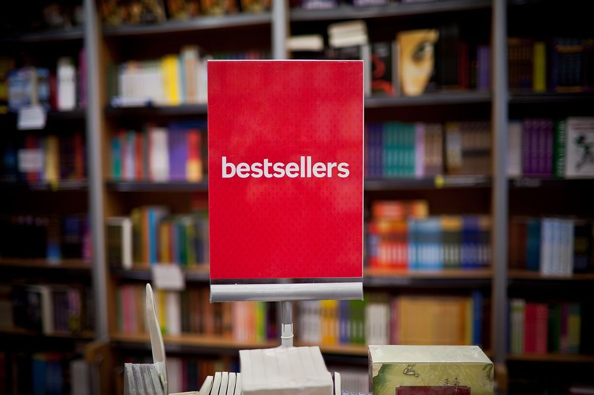 「ベストセラー」と書かれた書店のポップ