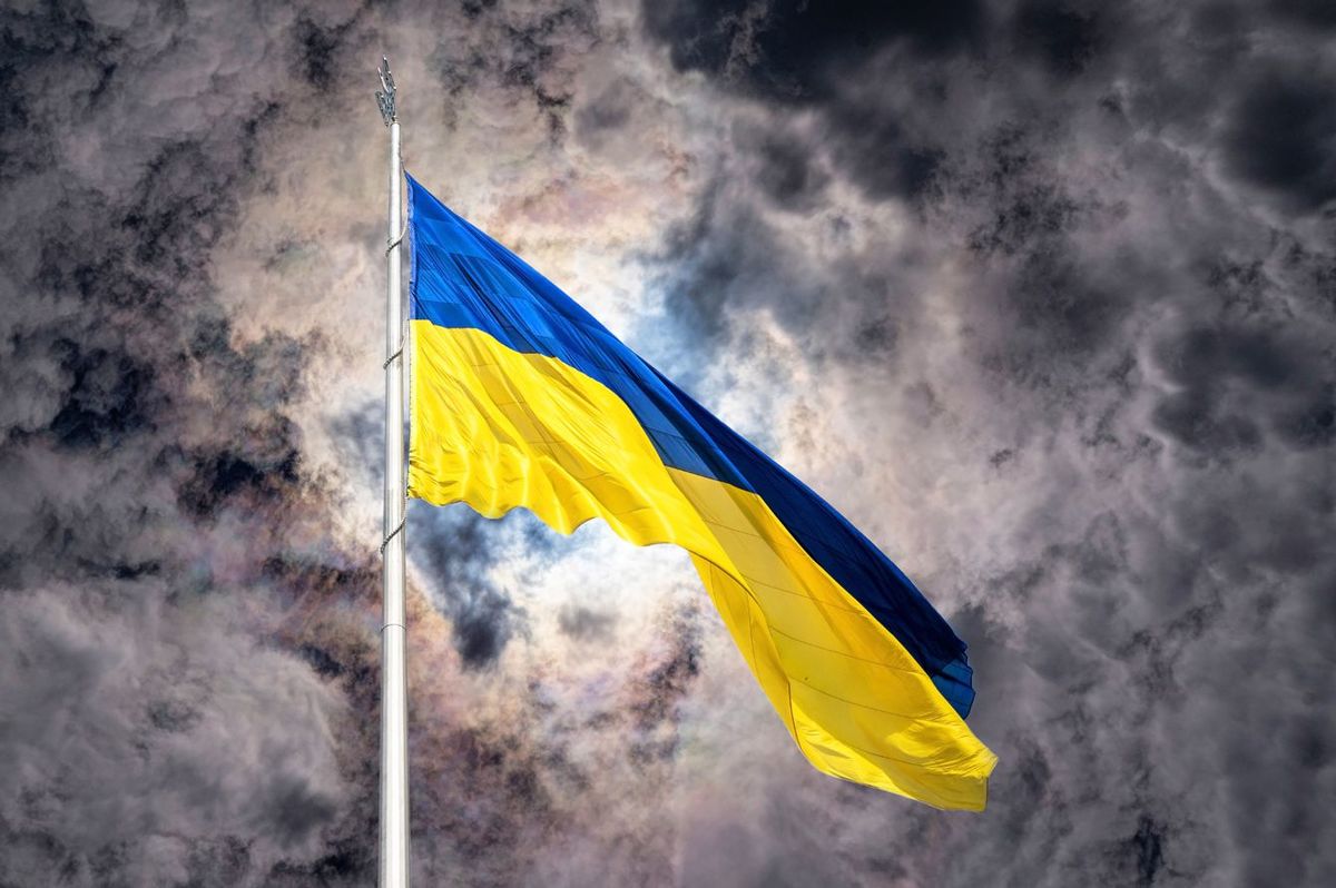 暗雲に掲げられたウクライナの国旗
