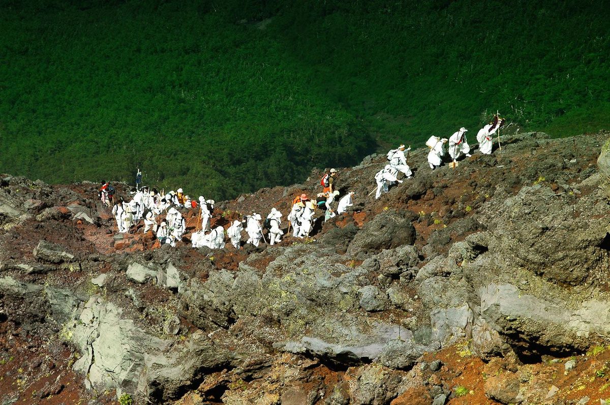 神道扶桑教の富士山登拝。体力の弱い者に歩みを合わせ、ひとりとして残すことなく頂上を目指す。