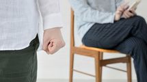 イライラするのは生物学上"当たり前"…専門家が教える｢深呼吸でも甘いものでもない｣数秒で心を静める行動