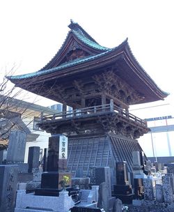 長野県松本市の念来寺の立派な鐘楼堂にも鐘はない