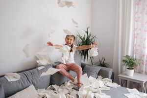 楽しそうにティッシュペーパーをぶちまける女の子