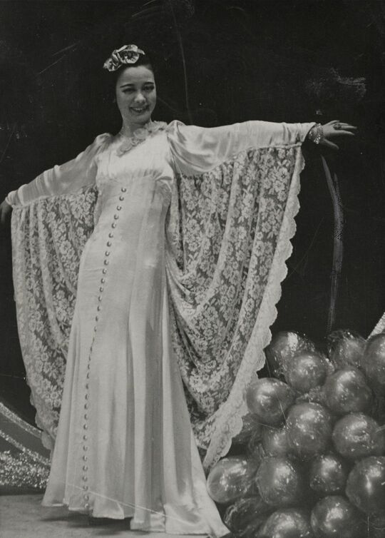 1937年、大阪松竹少女歌劇団（OSSK）の「神風踊り」の笠置シズ子