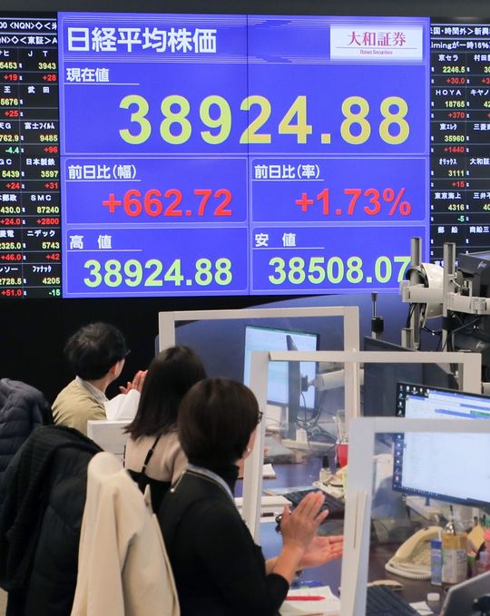 終値の史上最高値を上回った日経平均株価を示すモニター＝2024年2月22日午前、東京都千代田区