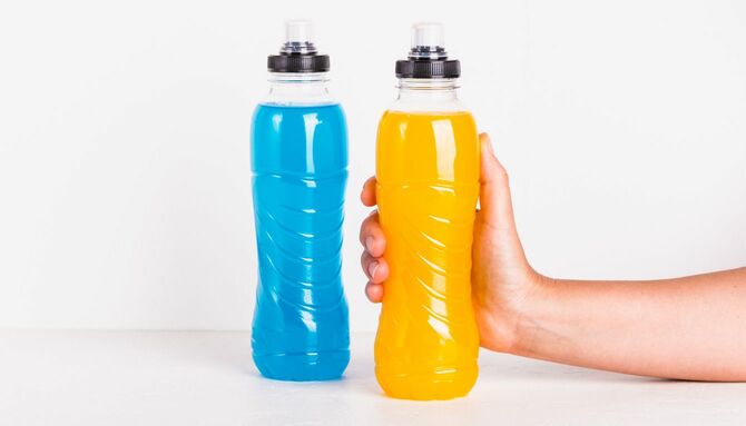 ボトル入りの青と黄のスポーツ飲料
