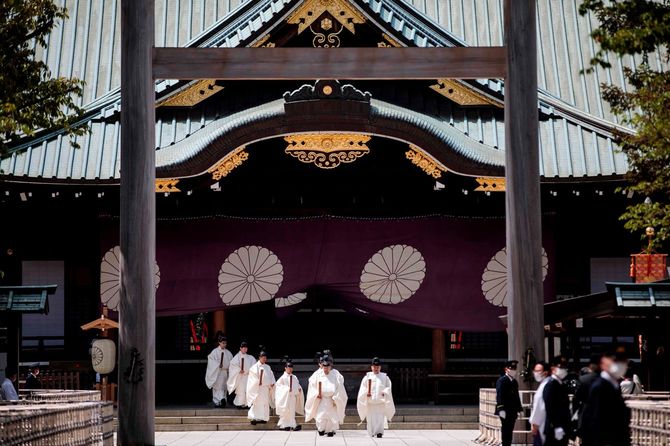 春季例大祭の神事で外宮を歩く神職（2020年4月22日、東京・靖国神社）
