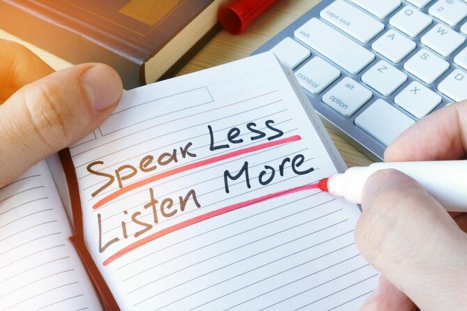 ノートに「Speak less listen more」と書き込み赤線をひく手元
