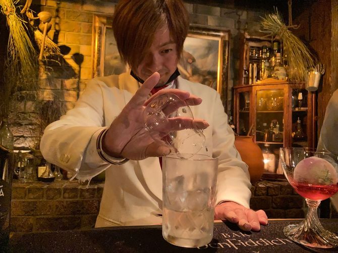 出来上がったカクテルを注ぐ鹿山さん