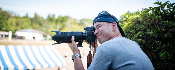 運動会を撮影する男性