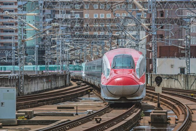 宮城県仙台市を走るE6系新幹線