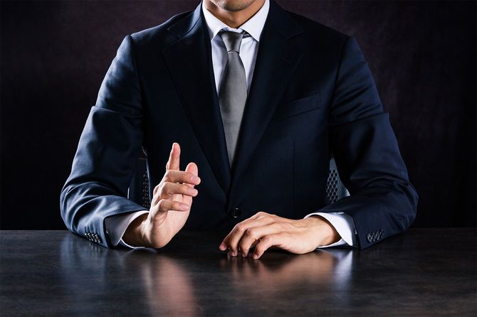 プレゼンテーションを行うビジネスマン