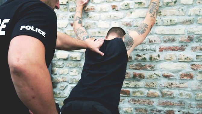 犯人を逮捕する警察官