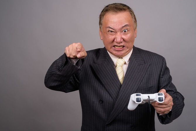 ゲームをしながら怒る中年男性