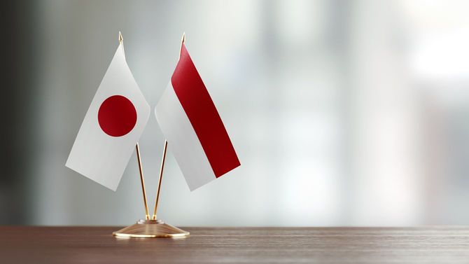 卓上に置かれた、ミニチュアの日章旗とインドネシアの国旗