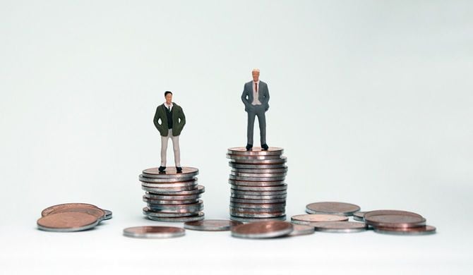 コインの上にのったミニチュアの人形