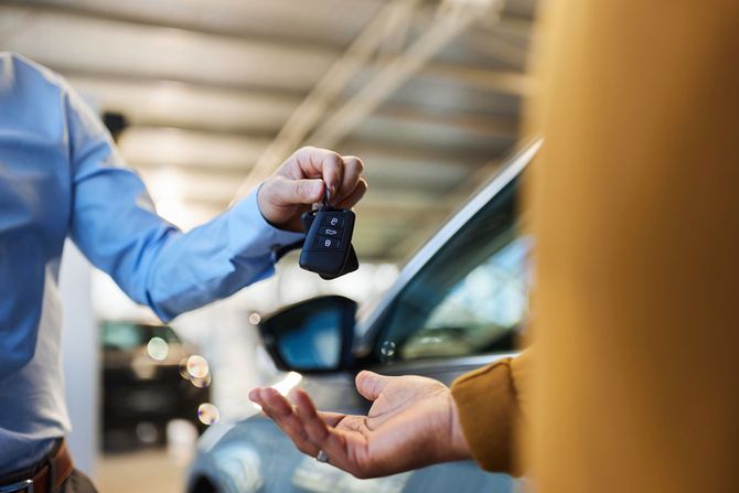 車のキーを受け取る客