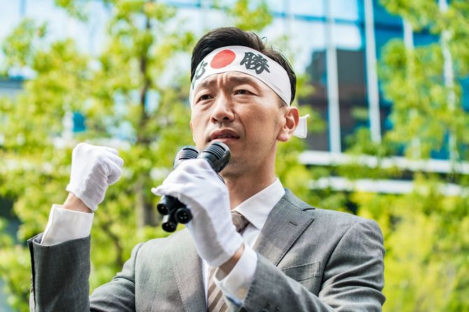 街頭演説を行う候補者のイメージ