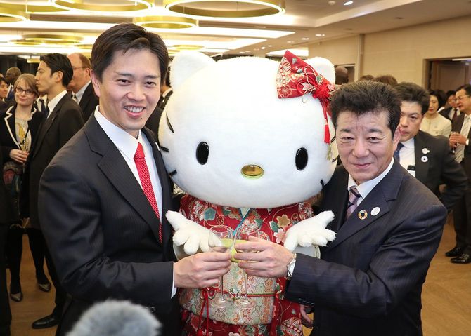 25年万博の大阪開催決定を祝うパーティーで乾杯する大阪府の松井一郎知事(右)と大阪市の吉村洋文市長(左)=2018年11月23日、フランス・パリ