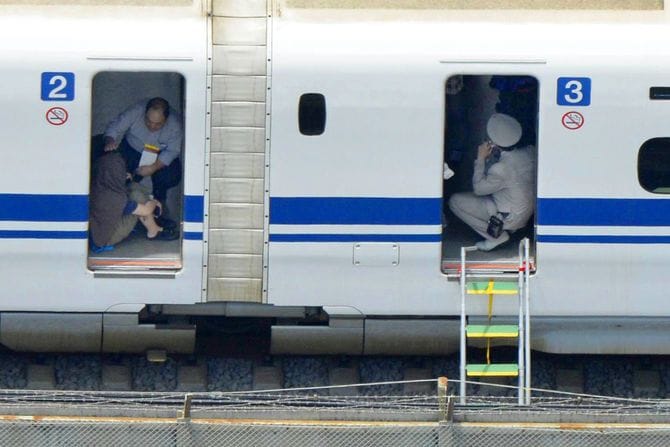 2015年6月30日、乗客が焼身自殺を図った「のぞみ225号」車内でしゃがみ込む乗客