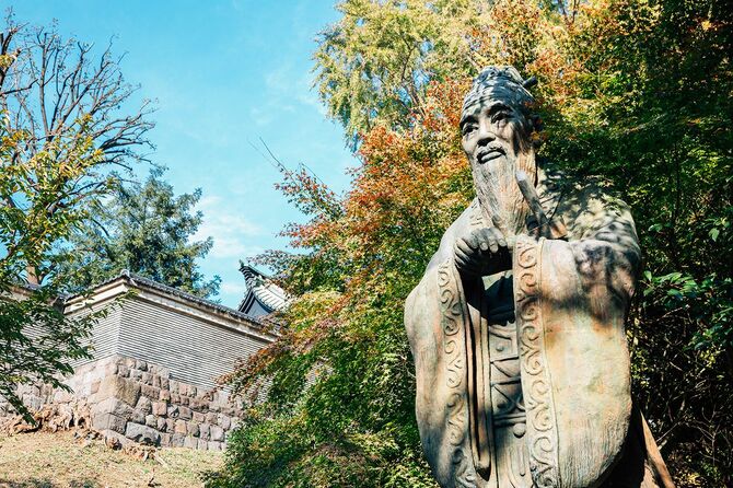 東京都の湯島聖堂の孔子像