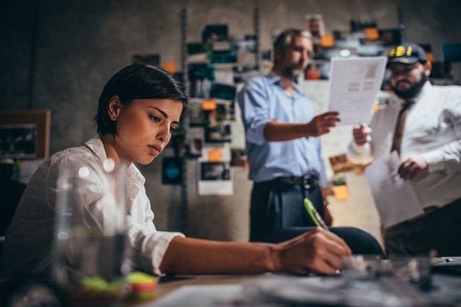 同僚と遅くまで働く女性