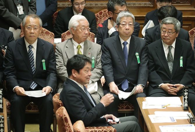 衆議院予算委員会に臨む参考人の(左から)NHKの上田良一会長、NHK経営委員会の石原進委員長、日本郵便の横山邦男社長、日本郵政の鈴木康雄上級副社長=2019年10月11日、国会内