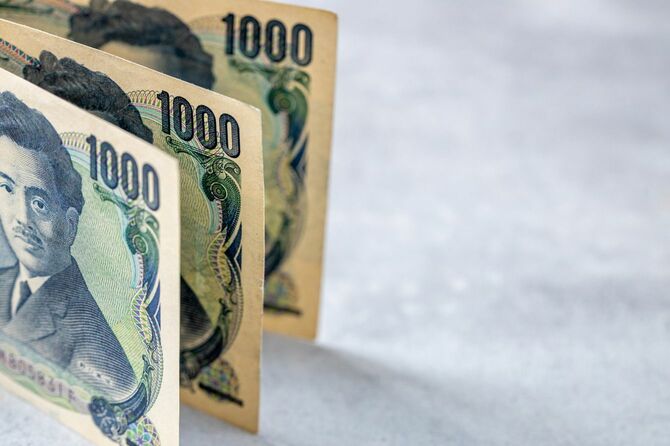 グレーの背景に列に並ぶ1000円紙幣