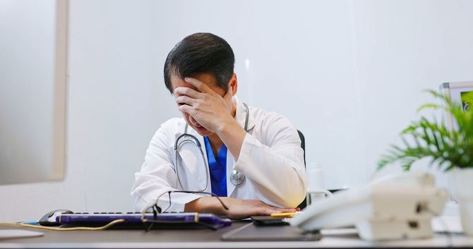 頭を抱える医師