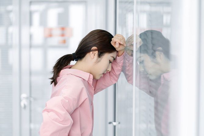 感情を抑える女性