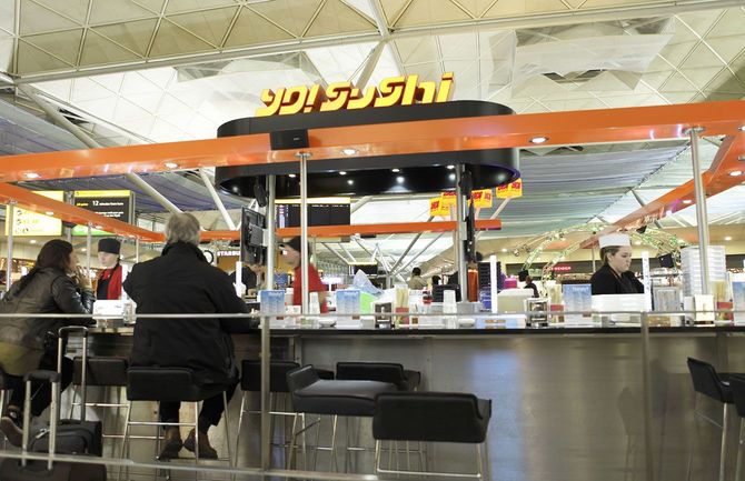 空港内にある「YO! Sushi(ヨー!スーシ)」の店舗