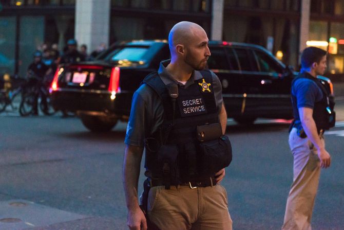 2015年10月9日、バージニア通りを警備するシークレットサービスの2人のメンバー