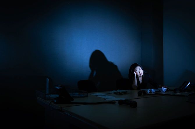 過労でつらそうな女性