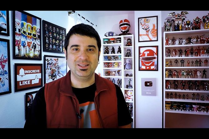 新旧の特撮ヒーロー作品を自宅から紹介するダニーロ・モードロさん