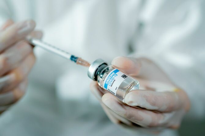 コロナウイルスワクチン接種の準備をする医療従事者の手元