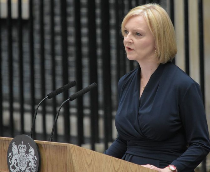 首相官邸前で就任演説を行うトラス首相（2022年9月6日）