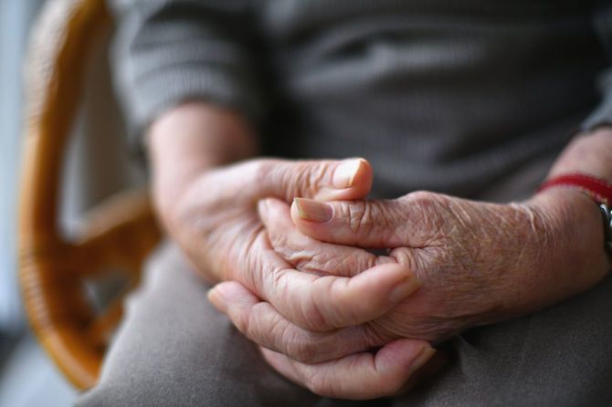 シニア女性の組んだ手元