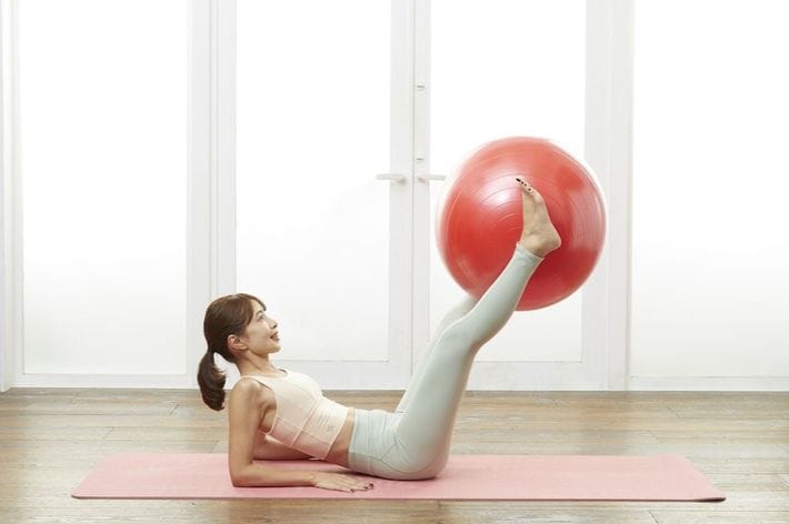 写真⑩　出典＝SAYAKA『<a href="https://www.amazon.co.jp/exec/obidos/ASIN/4833440695/presidentjp-22" target="_blank">バランスボール「美やせ」革命</a>』（プレジデント社）