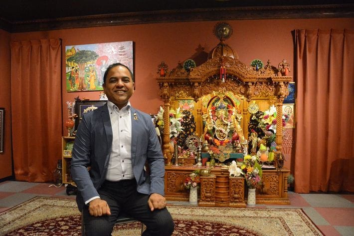 海外出身者として初めて日本の公立高校の公募校長に就任したプラニク・ヨゲンドラ（通称よぎ）さん