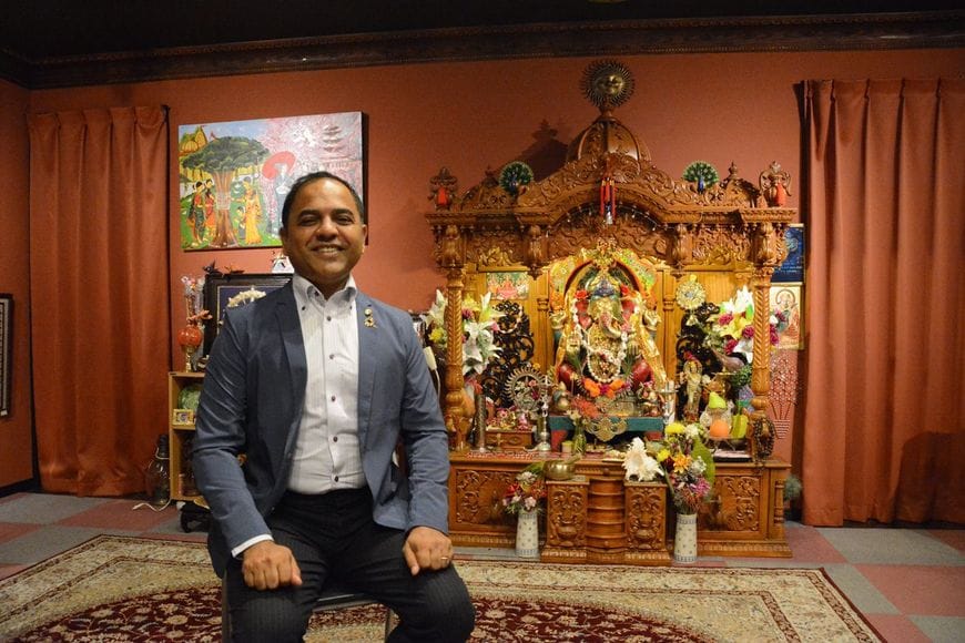 海外出身者として初めて日本の公立高校の公募校長に就任したプラニク・ヨゲンドラさん（ヨギさん）