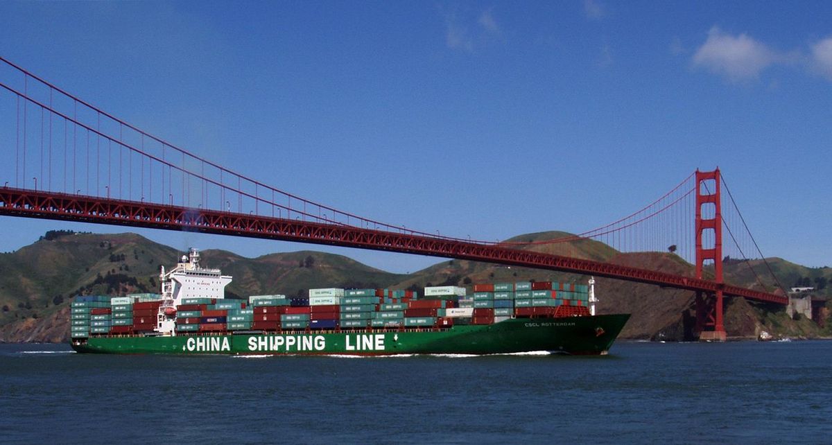 サンフランシスコのゴールデンゲートブリッジを通過するコンテナ船