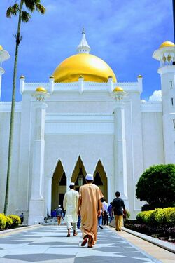イスラム教国のブルネイではイスラム教に基づくシャリア刑法が導入され、飲酒、喫煙などが厳しく制限されている（スルターン・オマール・アリ・サイフディーン・モスク）