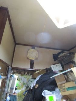 モノであふれていて、窓を開けることもできない。