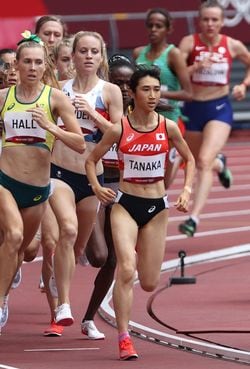 陸上女子1500メートル予選で力走する田中希実（手前）＝2021年8月2日、東京・国立競技場