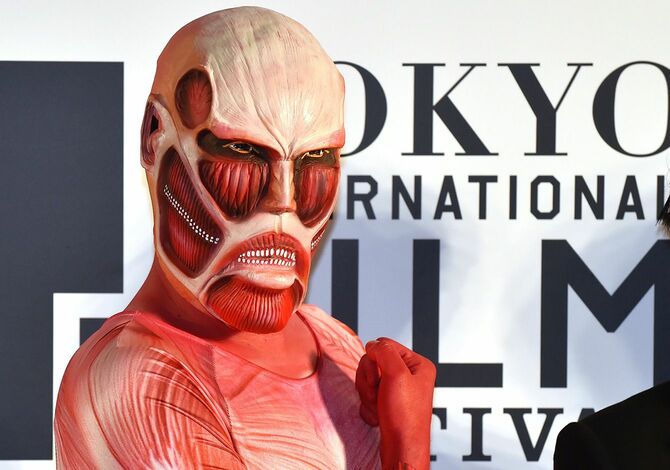 2014年10月23日、東京で開催された第27回東京国際映画祭オープニングセレモニーのレッドカーペットでポーズをとる日本のアニメキャラクター「進撃の巨人」