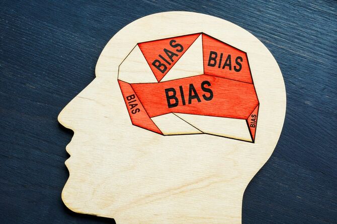 人の頭の形の木枠に「BIAS」と書かれたパズルブロック